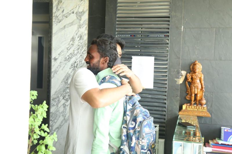 దాదాపు 231 కిలోమీటర్లు, నాలుగు రోజుల పాటు కాలినడకన నడుచుకుంటూ వెళ్లారు. చివరికి ఎట్టకేలకు చరణ్ని కలుసుకున్నారు. ఆయనపై తమకున్న అభిమానాన్ని చాటుకున్నారు. చరణ్ సైతం వారిని అంతే ప్రేమాభిమానంతో స్వాగతం పలికాడు. గట్టిగా హగ్ ఇచ్చి వారి మనసులను గెలుచుకున్నాడు.