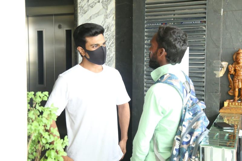 తాజాగా ఈ ఫోటోలను మీడియాతో పంచుకున్నారు. ఇందులో ముగ్గురు అభిమానులు అభిమాన హీరోని కలిసిన నేపథ్యంలో తమ ఆనందాన్ని పంచుకున్నారు. వారి హ్యాపీనెస్కి అవధుల్లేవని చెప్పొచ్చు. అభిమాన హీరోని ప్రత్యక్షంగా చూడటమేకాదు, డైరెక్ట్ గా వారితో మాట్లాడి వారితో ముచ్చటించడమంటే మామూలు విషయంలో కాదు. అంతటి అదృష్టం లభించడంతో ఉబ్బితబ్బిబ్బవుతున్నారు.