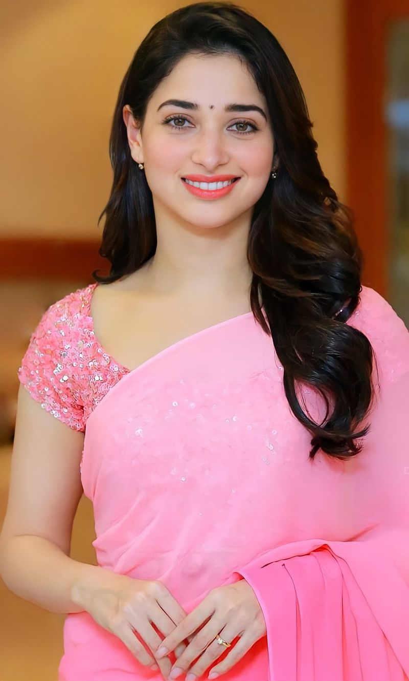 ఈ నేపథ్యంలో మరో వెబ్ సిరీస్ ఆఫర్ తమన్నాని వెతుక్కుంటూ వచ్చింది. డిజిటల్ సంస్థ అమెజాన్ ప్రైమ్ వీడియో ఈ వెబ్ సిరీస్ను రూపొందనుందట. ఇందుతో తమన్నాతో పాటు ఆషిమా గులాటి ప్రధాన పాత్ర పోషించబోతున్నట్టు టాక్. ఈ వెబ్ సిరీస్కు `యారీ దోస్తీ` అనే టైటిల్ను ఖరారు చేశారు. రొమాంటిక్ డ్రామాగా రూపొందనున్న ఈ సిరీస్ను అరుణిమా శర్మ దర్శకత్వంలో దినేశ్ విజన్ నిర్మిస్తున్నారు. సెప్టెంబర్ నుంచి షూటింగ్ మొదలవుతుందని టాక్.