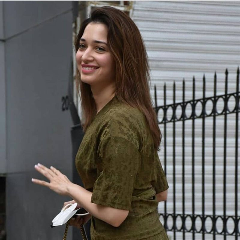 తాను టీవీ షో చేయబోతున్న విషయాన్ని ఇలా కన్ఫమ్ చేసింది తమన్నా. అంతేకాదు కమ్మిన్ సూన్ అని పేర్కొంది. దీంతోపాటు షో పేరుని కూడా పంచుకుంది. దానికి పేరుని `మాస్టర్ చెఫ్ తెలుగు` గా నిర్ణయించినట్టు ట్యాగ్ `మాస్టర్ చెఫ్ ఇండియా తెలుగు` అని యాష్ ట్యాగ్ల రూపంలో పేర్కొంది తమన్నా.