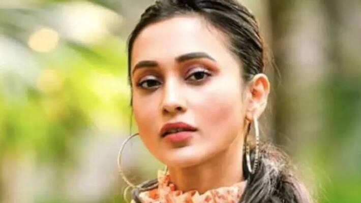 MP actress Mimi Chakraborty shows her love for mango in a video on her instagram BRD MP actress Mimi Chakraborty shows her love for mango in a video on her instagram BRD