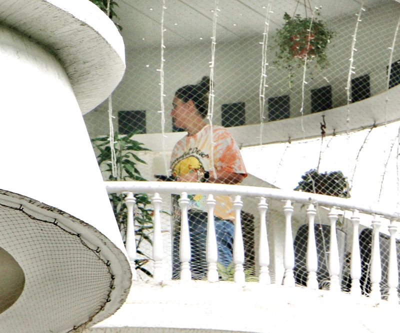 While Kareena Kapoor was looking casual, as she was papped in the balcony.