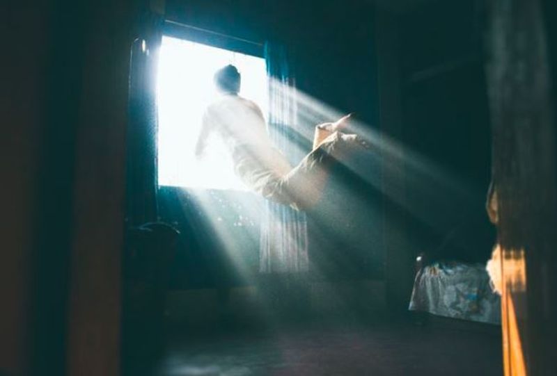 "बादलों ने कहा, अभी तुम्हारा समय नहीं है"
स्कॉट ने कहा, मैं वह सबकुछ देखा जो मैं अपने जीवन में किया। अच्छा और बुरा। मेरे कामों का न्याय किया जा रहा था। स्कॉट ने कहा कि उनके गाइड ने टेलीपैथिक तरीके से उन्हें उठने और बादल पर चलने के लिए कहा। फिर कुछ देर में बादलों से बनी हुई एक मजबूत हाथ उनकी तरफ बढ़ा और कहा, अभी तुम्हारा समय नहीं है। आपको अभी और काम करना है।
"जैसे ही उसने अपना हाथ पीछे खींचा, मैं वापस अपने शरीर में चला आया।" स्कॉट ने कहा कि मैं जहां गया था वहां से वापस नहीं आना चाहता था। वह बहुत ही सुंदर और शांत था। वह यह जानकर बहुत आश्चर्य कर रहा था कि उसे मरे हुए 20 मिनट हो गए हैं।
