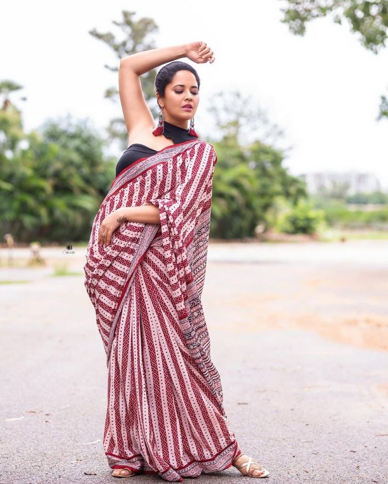ప్రకాష్ రాజ్ ప్రకటించిన ప్యానెల్లో అనసూయ, సుడిగాలి సుధీర్ ఉండటంతో `మా` ఎన్నికలు మరింతగా రంజుగా మారాయని నెటిజన్లు కామెంట్లు చేస్తున్నారు. టీవీలో వీరికి మంచి క్రేజ్ ఉన్నా, సినిమాల్లోకి వచ్చేసరికి అది ఏ మాత్రం పనిచేస్తుందనేది ఆసక్తికరంగా మారింది.