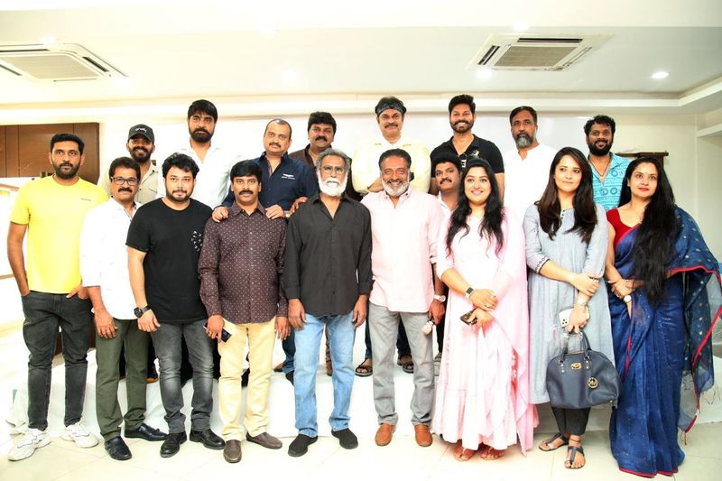 నాగబాబు పెద్దగా హాజరై తన మద్దతు ప్రకాష్ రాజ్కే అని చెప్పాడు. తాను గతంలో చేసిన సేవా కార్యక్రమాలు నచ్చి ఆయనకు మద్దతు ఇస్తున్నట్టు ప్రకటించారు. మరోవైపు చిరంజీవి ఆశీస్సులు కూడా ప్రకాష్రాజ్కే అని స్పష్టం చేశారు. మెగా ఫ్యామిలీతోపాటు నాగార్జున, ఎన్టీఆర్ వర్గాలు కూడా ప్రకాష్ రాజ్ వైపే మొగ్గు చూపేలా ఉన్నాయి.