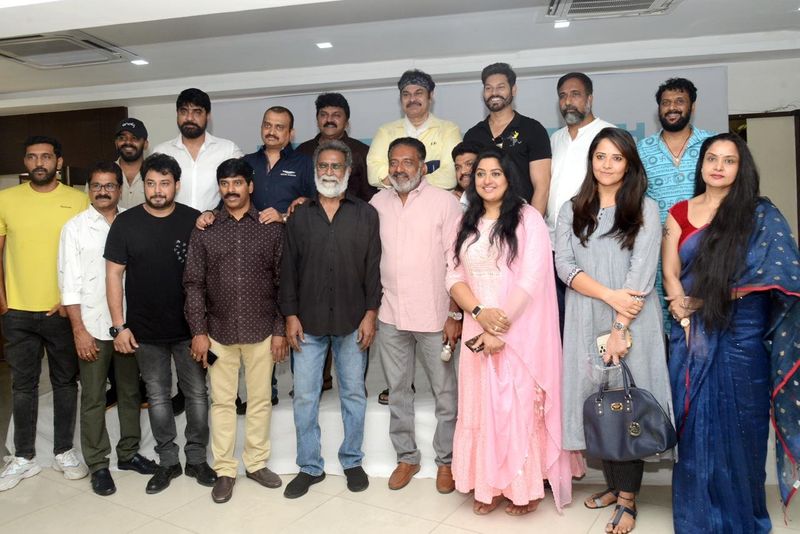 ప్రకాష్ రాజ్ అన్నింటిలోనూ ముందే ఉన్నారు. ముందుగానే తాను అధ్యక్ష బరిలో ఉన్నట్టు ప్రకటించడమే కాదు, తన ప్యానెల్ని కూడా ప్రకటించారు. మరోవైపు ఏకంగా ఈ రోజు(శుక్రవారం) ప్రెస్మీట్ పెట్టి అనేక సందేహాలను నివృతి చేశారు. అదే సమయంలో తన బలప్రదర్శన కూడా చేశాడు. తనకు ఎవరు మద్దతు ఇస్తున్నారో పరోక్షంగా ప్రకటించారు.