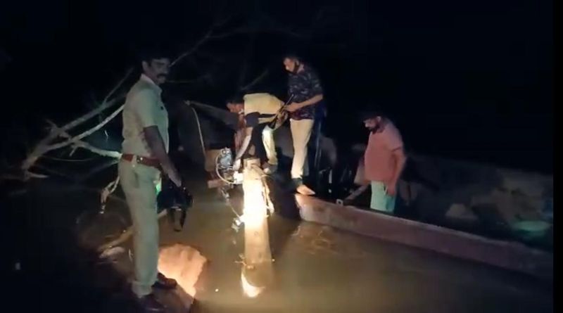 ಸೇತುವೆ ಬುಡದಲ್ಲೇ ಮರಳು ತಗೆಯುತ್ತಿದ್ದ ಪರಿಣಾಮ ಸೇತುವೆ ಪಿಲ್ಲರ್ಗಳಿಗೆ ಹಾನಿ