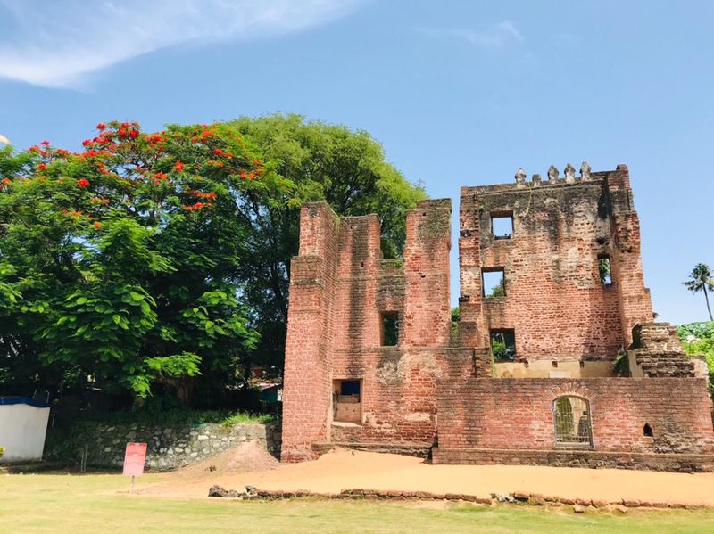 കൊല്ലത്തെ സെന്റ് തോമസ് പള്ളി പുതുക്കിപ്പണിയാനും മൂന്ന് വാർഷിക ഗഡുക്കളായി 500 കണ്ടി (പഴയ കാലത്ത് കേരളത്തില് പ്രചാരത്തിലുണ്ടായിരുന്ന അളവ്) കുരുമുളക് പോർച്ചുഗീസ് രാജാവിന് നൽകാനും ആയിരുന്നു കരാർ. കരാര് പാലിക്കാത്ത റാണി നഷ്ടപരിഹാരം നല്കണമെന്ന് പോര്ച്ചുഗീസ് ആവശ്യപ്പെട്ടു. നഷ്ടപരിഹാരമായി അവര് ആവശ്യപ്പെട്ടത് പണ്ടികശാല കോട്ടയാക്കിമാറ്റാനുള്ള അനുവാദമായിരുന്നു. 