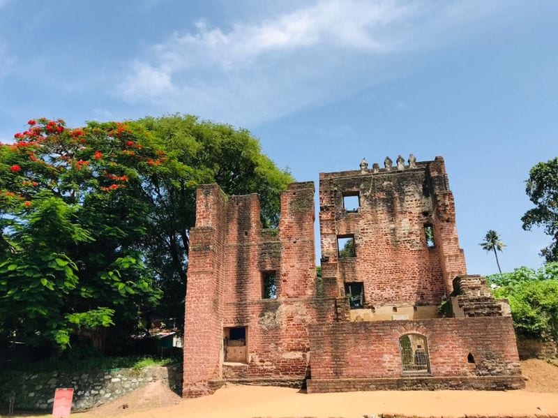 ഇന്ന് കോട്ടയുടെ വളരെ ചെറിയൊരു ഭാഗം മാത്രമാണ് അവശേഷിക്കുന്നത്. പിന്നീട് കൊല്ലം കാരനായ വേലുത്തമ്പി ദളവ, കൊല്ലം നഗരം സൃഷ്ടിച്ചെങ്കിലും കോട്ട പുതുക്കിപണിയുന്നതില് അദ്ദേഹം തത്പര്യമെടുത്തില്ല. പിന്നീട് ബ്രിട്ടീഷുകാരുടെ അധീനതയിലായി തങ്കശ്ശേരി. 1939 ല് ബ്രിട്ടീഷുകാര് തങ്കശ്ശേരി കമാനം പണിതു. തങ്കശ്ശേരിക്ക് പുറത്തുള്ള പ്രദേശം തിരുവിതാംകൂറിന്റെയും തങ്കശ്ശേരി ബ്രിട്ടീഷുകാരുടെയും അധീനതയിലും എന്നതായിരുന്നു കരാര്. 