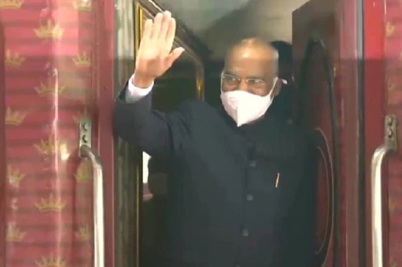 बता दें कि इस ट्रेन में सफर करने वाले यात्री को लाख रुपए तो कम से कम खर्च करने पड़ते हैं। ट्रेन का टिकट 2 लाख से 16 लाख रुपए तक होता है। जिसके अंदर वह सारी सुविधाएं हैं जो एक बड़े होटल में मिलती हैं। डाइनिंग रूम, विजिटिंग रूम, लांज रूम, कांफ्रेंस रूम यात्री के हिसाब से बनाए गए हैं। दो कोच के सैलून में बुलेट प्रूफ विंडो, जीपीआरएस सिस्टम, किसी भी समय जनता को संबोधित करने के लिए पब्लिक एड्रेस सिस्टम, सेटेलाइट बेस्ट कम्युनिकेशन सिस्टम मौजूद है।