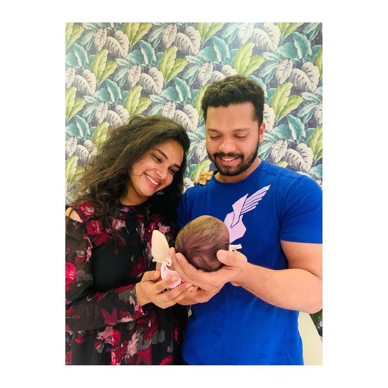 అయితే కూతురు భూమి ముఖాన్ని ఎక్కడా రివీల్ చేయలేదు ఈ జంట. దీనితో హరితేజ కూతురు ఎలా ఉంటుందో చూడాలి అనుకున్నవారికి నిరాశే మిగిలింది.