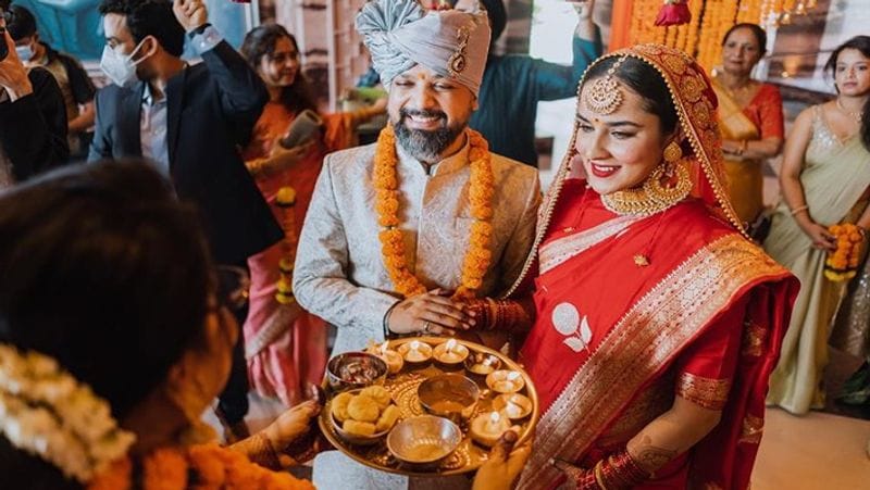 उन्होंने फोटो शेयर कर लिखा- 30 अप्रैल 2021 को मैंने आनंद तिवारी के साथ शादी कर ली थी। शादी समारोह में कुछ खास दोस्त और परिवार के लोग शामिल हुए थे। हम दोनों की दोस्ती का रिश्ता अब बदल चुका है। जीवन में अब सब लोग अनलॉक होने की कोशिश कर रहे हैं। ऐसे में हमने भी अपनी खुशियों को अनलॉक करने का फैसला कर लिया है।