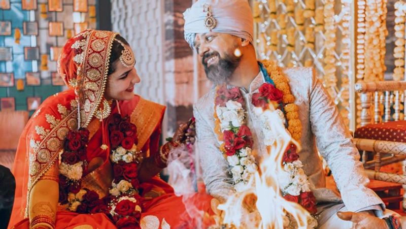 वहीं, आनंद तिवारी सफेद शेरवानी में नजर आए। सामने आई एक फोटो में कपल एक-दूसरे की आंखों में खोए नजर आ रहे हैं। बता दें कि दोनों एक-दूसरे को पिछले 2 साल से डेट कर रहे थे।