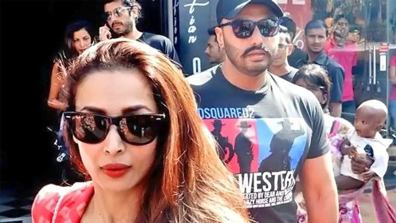 বছর দশেকের ছোট বয়ফ্রেন্ড, তবে কী বিয়ের পিঁড়িতে বসবেন মালাইকা অর্জুন! বর্তমানে লিভ ইনের সম্পর্কে রয়েছে এই জুটি। 