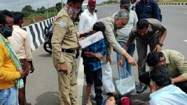 Basavarj horatti-helps-patient Who injured In Road Accident at chitradurga rbj Basavarj horatti-helps-patient Who injured In Road Accident at chitradurga rbj