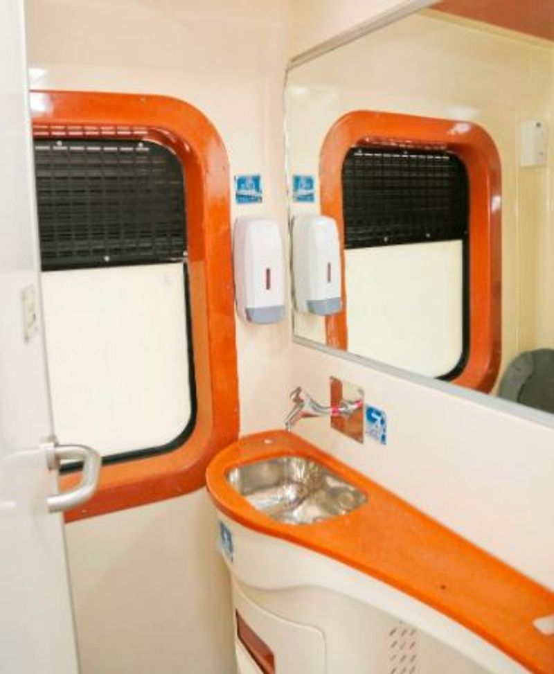 सीट आर्मरेस्ट के नीचे हर यात्री के लिए एक मोबाइल चार्जिंग सॉकेट दिया गया है। डिजिटल डिस्प्ले स्क्रीन और स्पीकर की भी सुविधा है।
