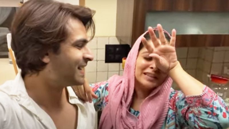 हाल ही में आस्क मी एनीथिंग सेशन के दौरान एक यूजर ने शोएब से पूछा- दीपिका बहुत ज्यादा चिल्लाती हैं तो क्या आपको उनसे कभी चिढ़ नहीं होती। इस पर शोएब ने जवाब देते हुए कहा- इरिटेटिंग शायद आपके लिए होगा। लेकिन मेरे लिए नहीं, मेरे परिवार के लिए नहीं, उन लोगों के लिए भी नहीं जो ये जानते हैं कि हम क्या हैं। सबकी अपनी अपनी पसंद है। वे बहुत कीमती हैं, इसलिए बाकी लोग क्या सोचते हैं मुझे इसकी परवाह नहीं है।