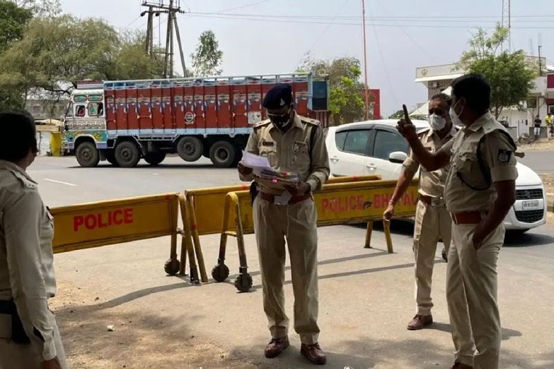 पूछताछ के दौरान उन्होंने बताया कि वह इन कारों को मालिकों से टैक्सी के रूप में चलाने के लिए किराए पर लेते थे। जिसके बदले हम उनको 20 से 25 हजार रुपए देते थे। फिर एक दो माह बाद उनके फर्जी कागज बनाकर इन्हें अलग-अलग शहरों में गिरवी रख देते और पैसा लेकर भाग जाते। आरोपियों ने बताया कि इस दौरान उन्होंने धार, सीहोर, खरगोन, देवास समेत कई जिलों में इस तरीके से ठगी की है।