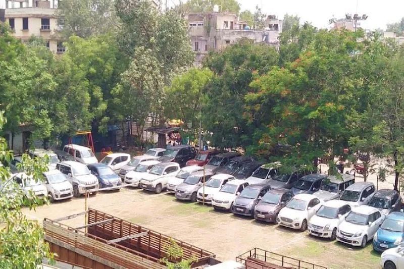 दरअसल, यह भंडाफोड़ महू पुलिस ने शुक्रवार को किया है। पुलिस पूछताछ में सामने आया है कि आरोपी पहले कार को किराए पर लेते थे। इसके बाद उनके फर्जी कागजात बनाकर उन्हें गिरवी रख पैसे से उधार लेते। इसके बाद गिरवी वाले पैसे को लेकर फरार हो जाते थे। इस तरह इन आरोपियों ने कई कारों का सौदा किया और फर्जी तरीके से करोड़ों कमाए।