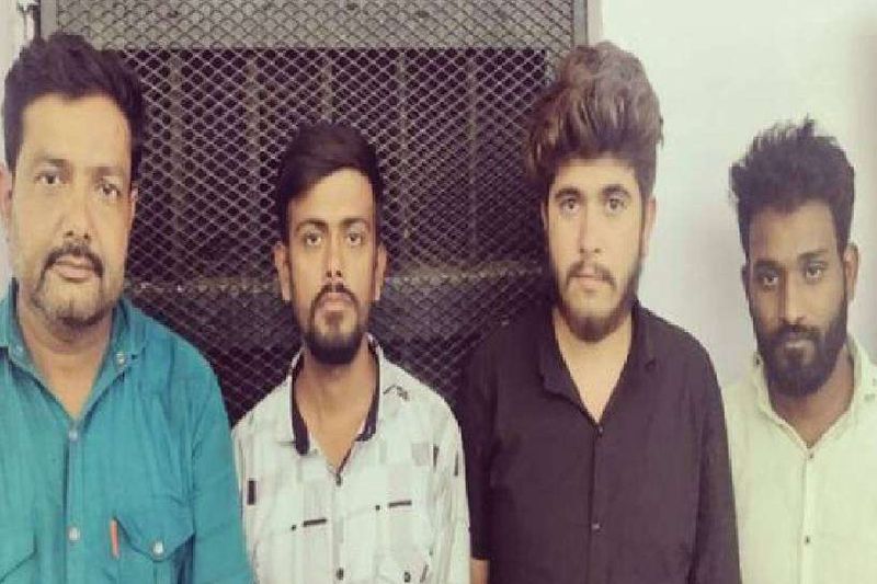 इंदौर एसपी एसपी महेश चंद जैन ने बताया कि पुलिस को काफी दिनों से इस तरह की अलग-अलग थानों से शिकायतें मिल रहीं थीं। जिसके पुलिस ने इसके लिए एक स्पेशल टीम का गठन किया। अपने खबरी चारों तरफ बिखेर दिए और चारों आरोपियों को उनके घर से दबोच लिया। पुलिस ने जिनकी पहचान देवेंद्र ठाकुर (22 साल), श्यामसिंह सुनेर (21 साल), दीपक रघुवंशी (40 वर्ष) और रितेश वर्मा (21 वर्ष) में कर हिरासत में लिया है।