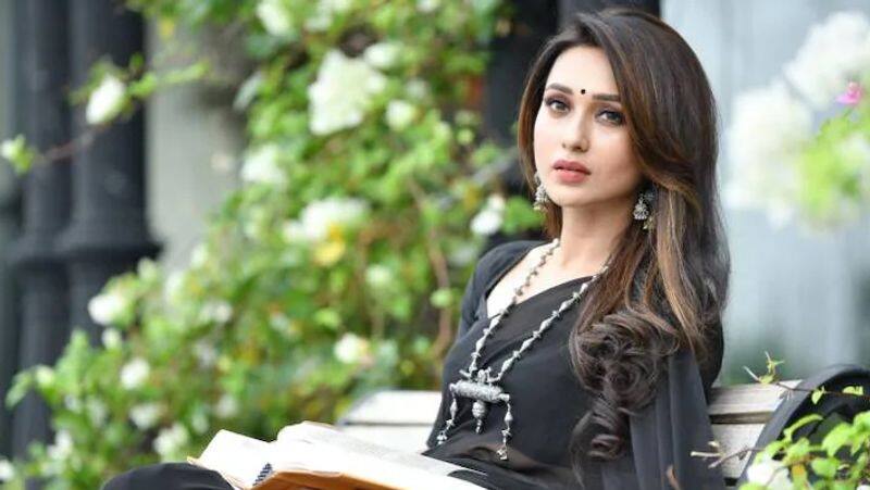 MP actress Mimi Chakraborty did a qna session on instagram BRD