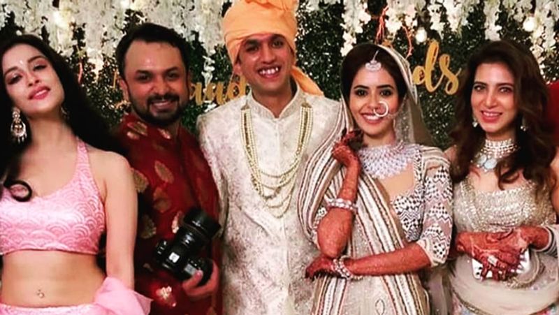 इमाद की तारीफ में सना ने कहा था- इमाद हमेशा से एक बहुत अच्छे, शर्मीले और विनम्र इंसान रहे हैं। उनकी सुंदर मुस्कान सादगी और मासूमियत ने मुझे अपनी ओर खींचा। एक पार्टनर से ज्यादा वो एक अच्छे दोस्त हैं। एक ऐसा शख्स जिस पर मैं भरोसा कर सकती हूं।