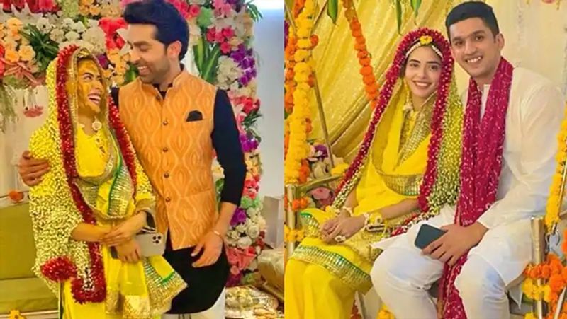 बता दें कि 23 जून, 2021 को सना सैयद की मेहंदी सेरेमनी आयोजित की गई थी। अपनी मेहंदी सेरेमनी के लिए सना ने ग्रीन कलर का लहंगा पहना, जिसे उन्होंने मैचिंग ज्वैलरी, मांग टीका और मिनिमल मेकअप के साथ अपने लुक को सिंपल रखा था। वहीं, उनके होने वाली पति इमाद शम्सी व्हाइट कुर्ता-पायजामा के साथ ऑफ-व्हाइट नेहरू जैकेट में नजर आए थे। 
