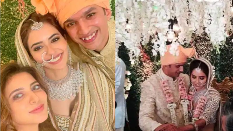 शादी में सना बेहद खुश नजर आई। जहां कपल ने निकाह पढ़ा उस जगह को सफेद रंग के फूलों से बहुत ही शानदार तरीके से सजाया गया था। वहीं, निकाह से पहले दूल्हे ने घुटने पर बैठकर सना को अंगूठी पहनाई थी।
