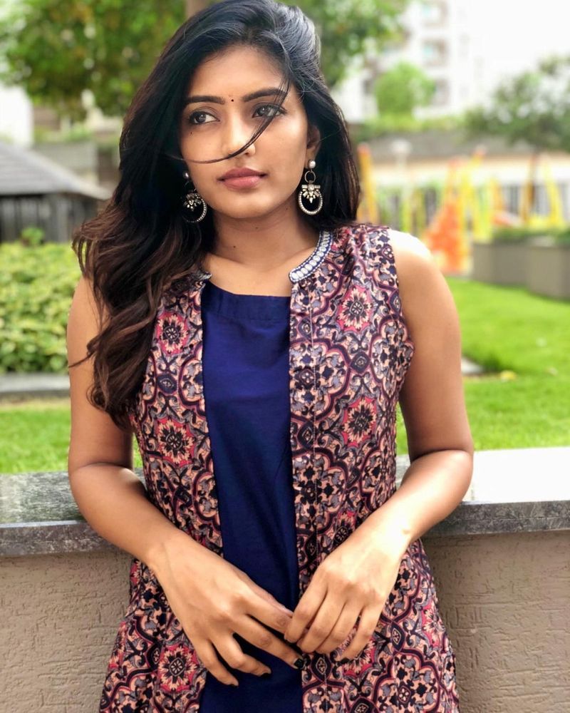 తెలుగు అమ్మాయి ఈషా రెబ్బా వచ్చిన అవకాశాలు చేసుకుంటూ కెరీర్ లో ముందుకు వెళుతున్నారు. ఇతర బాషలలో ఆమెకు అవకాశాలు వస్తున్నట్లు సమాచారం. స్లీవ్ లెస్ కుర్తా ధరించిన ఈషా క్లాస్సీ లుక్ లో ఆకట్టుకున్నారు.