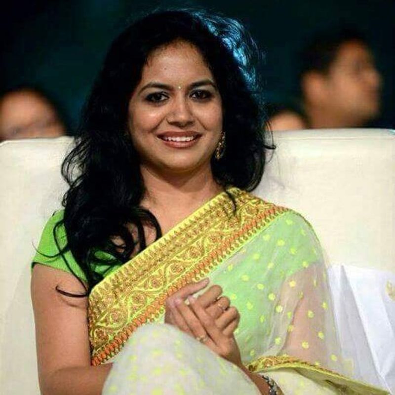 దీనిపై అభిమానులు ఆసక్తికర కామెంట్లు చేస్తున్నారు. పర్ఫెక్ట్ కపుల్ అని, బెస్ట్ కపుల్ అని, మీరు ఇలా మా హృదయాలను దోచేస్తున్నారని, చూడచక్కని జంట అంటూ ప్రశంసలు కురిపిస్తున్నారు.