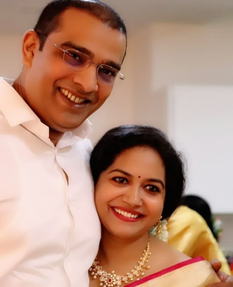 సింగర్ సునీత రెండో వివాహం బాగా కలిసొచ్చినట్టుంది. ఎక్కడ చూసినా సింగర్ సునీత సందడే కనిపిస్తుంటుంది. ఓ వైపు సింగర్గా, డబ్బింగ్ ఆర్టిస్టుగా కంటిన్యూ అవుతూనే ఈ తెలుగులో `డ్రామా జూనియర్స్` అనే షోకి జడ్జ్ గా చేస్తుంది.