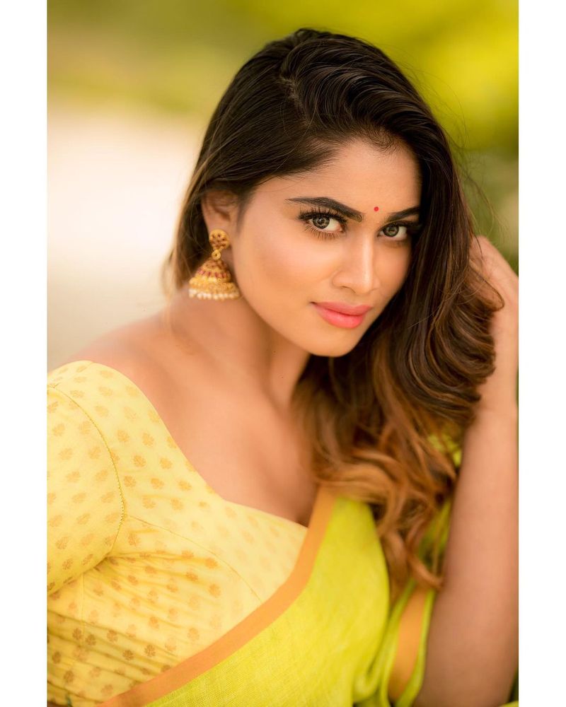 சின்னத்திரையில் இருந்து வெள்ளித்திரைக்கு வந்து, வாணி போஜன், பிரியா பவானி ஷங்கர் போன்ற நாயகிகள் வெற்றிப்படங்களை கொடுத்து தற்போது பிஸியான ஹீரோயினாக மாறியுள்ளனர். இவர்களை தொடர்ந்து சின்னத்திரையில் இருந்து அடுத்தடுத்து சில ஹீரோயின்கள் வந்து கொண்டே இருக்கும் நிலையில், பலரது கவனத்தையும் ஈர்த்துள்ளார் ஷிவானி.