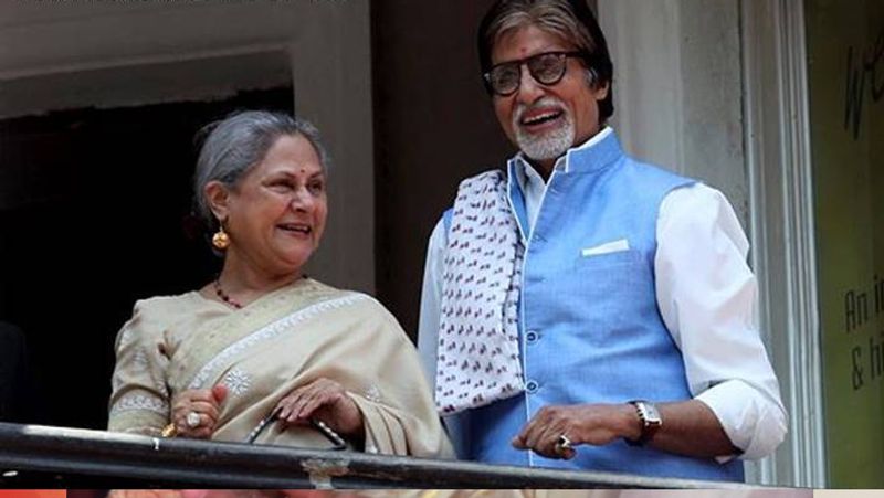 बात अमिताभ के वर्कफ्रंट की करें तो उनकी कई सारी फिल्में रिलीज होने वाली हैं और कइयों की शूटिंग अटकी पड़ी है। अमिताभ जल्द ही मेडे, चेहरे, ब्रह्मास्त्र, झुंड जैसी फिल्मों में नजर आएंगे। वहीं, फिलहाल वे कौन बनेगा करोड़पति 13 की शूटिंग में बिजी हैं।