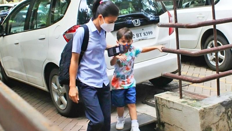 करीना ने एक एंटरटेनमेंट पोर्टल को दिए इंटरव्यू में बताया था कि तैमूर को वो सामान्य कपड़े ही पहनाती हैं। उन्होंने बताया- मैं बेटे के लिए जारा, एडिडास और एचएनएम से शॉपिंग करती हूं। उसके लिए गुच्ची या पराडा जैसे ब्रांड के कपड़े नहीं लेती हूं। 