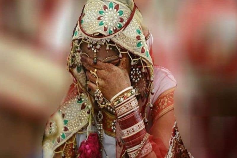 दरअसल, इंसानियत के नाम पर कलंकित कर देने वाली यह घटना बदायूं जिले के जरीफनगर इलाके में घटी। जहां दुल्हन को अपने ससुराल गए दो दिन ही हुए थे। वह ठीक से परिवार से मिली भी नहीं थी कि उसके साथ जानवरों से बदत्तर हाल किया। जरा सी बात पर पति इतना गुस्सा हो गया कि उसने अपने घरवालों और रिश्तेदारों के साथ मिलकर पत्नी की पहले लाठी-डंडों से पिटाई की फिर गर्म चिमटे शरीर पर दागे। इसके बाद आरोपी ने अपने भाई व अन्य के साथ मिलकर बारी दुल्हन का रेप किया।
