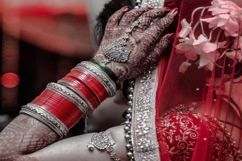 बता दें कि पीड़िता की शादी जरीफनगर इलाके के उस्मानपुर के रहने वाले युवक के साथ 21 जून को शादी हुई थी। आरोप है कि जैसे लड़की विदा होकर अपने ससुराल पहुंची और दूसरे दिन ही पति, सास समेत परिवार के अन्य दहेज ना लाने पर ताने मारने लगे। उसकी ठीक से मुंह दिखाई भी नहीं हुई और उसका जीवन दूवर कर दिया।
