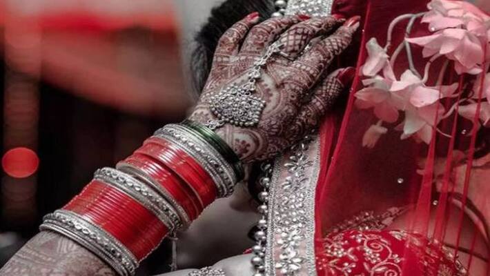 Youth kisses Bride at marriage, video goes viral Youth kisses Bride at marriage, video goes viral