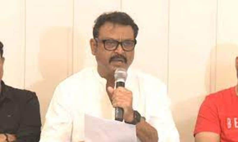 `మూవీ ఆర్టిస్ట్ అసోసియేషన్`(మా) రాజకీయాలు సార్వత్రిక ఎన్నికలను తలపిస్తున్నాయి. వరుసగా ప్రెస్మీట్లతో హీటు పెంచుతున్నారు. మరోవైపు రోజుకో కొత్త పరిణామం చోటు చేసుకుంటుంది. తాజాగా శనివారం `మా` ప్రస్తుత అధ్యక్షుడు నరేష్ ప్రెస్మీట్ `మా`లో కొత్త పరిణామాలకు తెరలేపుతుంది. మహిళా కార్ట్ ని ఆయన తెరపైకి తీసుకొచ్చారు.