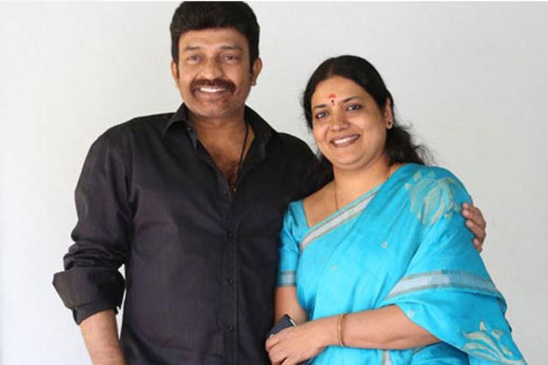 ఇదిలా ఉంటే ఈ సారి `మా` ఎన్నికలు పూర్తయిన తర్వాత పలు సందర్భాల్లో నరేష్, జీవితాలకు పడలేదు. నరేష్ ధోరణి విషయంలో వాళ్లు అసంతృప్తి చెందారు. మరోవైపు `మా` డైరీ ఆవిష్కరణలో కూడా రాజశేఖర్ బహిరంగంగానే విమర్శలు చేశారు. పనులు చేయనీవ్వడం లేదని, అడ్డుకుంటున్నారని పరోక్షంగా నరేష్ని ఉద్దేశించి వ్యాఖ్యానించాడు. దీంతో ఇది పెద్ద దుమారమే రేగింది. `మా` నుంచి ఆయనపై క్రమశిక్షణా చర్యలు చేపట్టారు.