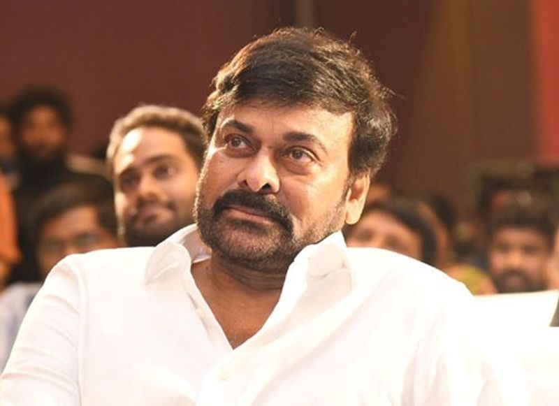 ఈ క్రమంలో నరేష్తో ఆమె మహిళా కార్డ్ ని తెరపైకి తీసుకొచ్చినట్టు తెలుస్తుంది. అయితే ఈ సందర్భంగా చిరంజీవి వ్యాఖ్యలను కూడా వారు ముందుకు తీసుకొచ్చే ప్రయత్నం చేస్తున్నారని టాక్. రెండేళ్ల క్రితం `మా` డైరీ ఆవిష్కరణ కార్యక్రమం జరిగింది. అందులో చిరంజీవి, మోహన్బాబు, కృష్ణంరాజు, నరేష్, జీవిత, రాజశేఖర్ వంటి ప్రముఖులు హాజరయ్యారు. ఆ సందర్భంగా జీవితని ఉద్దేశించి నెక్ట్స్ మహిళని అధ్యక్షురాలిగా ఏకగ్రీవంగా ఎన్నుకోవాలని చిరంజీవి తెలిపారు.