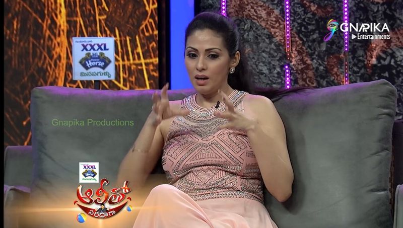 అలాగే జయం సినిమా షూటింగ్ సమయంలో నాన్నతో పాటు ప్రయాణిస్తున్న సమయంలో కారు ప్రమాదం జరిగినట్లు, తీవ్ర గాయాలైనట్లు తెలియజేసింది సదా. అలీతో సరదాగా ప్రోగ్రాం కి వచ్చిన సదా ఈ విషయాలు వెల్లడించారు.