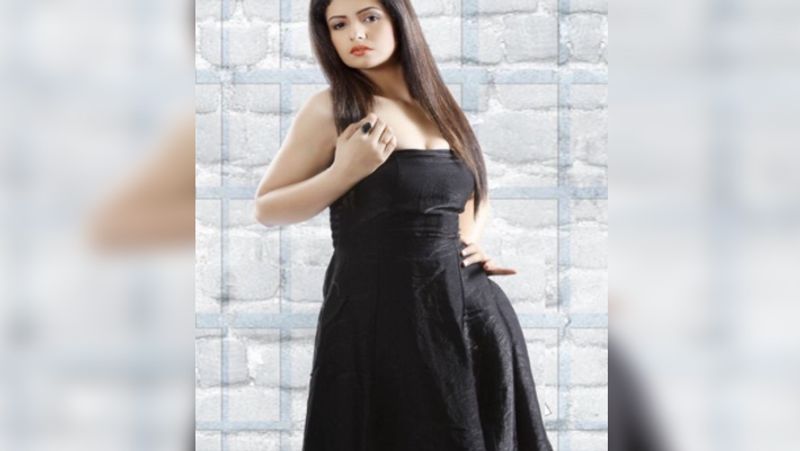 हसीन की वायरल फोटो
मोहम्मद शमी की पत्नी हसीन जहां सोशल मीडिया पर काफी एक्टिव रहती हैं। आए दिन वह अपनी कोई ना कोई फोटो इंस्टाग्राम पर शेयर करती रहती हैं। शनिवार को उन्होंने काली रंग की छोटी सी ड्रेस पहने अपनी एक फोटो पोस्ट की है इस तस्वीर में हसीन बेहद खूबसूरत लग रही हैं खुले बाल होठों पर लिपस्टिक और आंखों में काजल लगाए वह मॉडलिंग के लिए फोटोशूट करवा रही हैं।