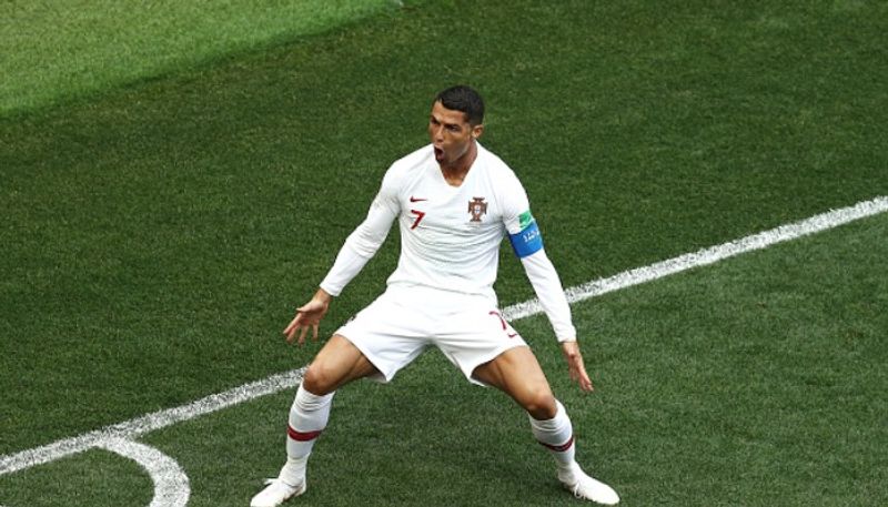 গ্রুপ লিগে হাঙ্গেরির বিরুদ্ধে জয় দিয়ে ইউরো ২০২০ অভিযান শুরু করেছিল পর্তুগাল। ম্যাচে জোড়া গোল করেছিলেন রোনাল্ডো। পরের ম্যাচে জার্মানির বিরুদ্ধে ৪-২ গোলে হার। একটি গোল রোনাল্ডোর নামে। শেষ ম্য়াচে ফ্রান্সের বিরুদ্ধে ২-২ ড্র করে শেষ ষোলোয় পৌছোয় পর্তুগাল। সেই ম্য়াচেও দুটি গোলই করেন সিআরসেভেন।