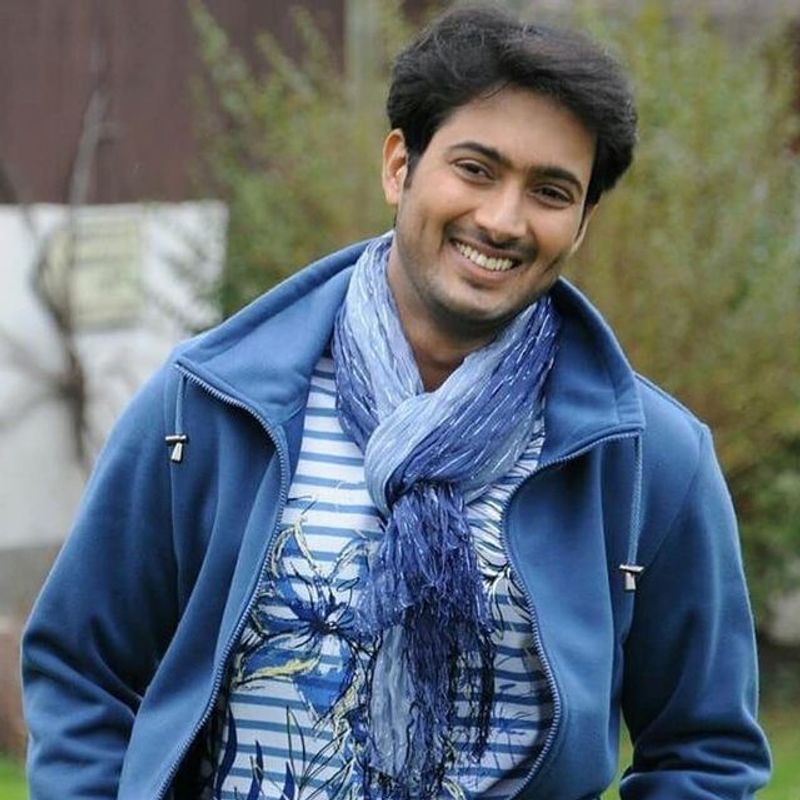 కెమెరా మెన్ నుండి దర్శకుడిగా మారిన దర్శకుడు తేజా తన మొదటి చిత్రానికి హీరో కోసం వెతుకుతున్నాడు. ఇరవై ఏళ్ళు కూడా నిండని కాలేజ్ బాయ్ పాత్రకి ఉదయ్ కిరణ్ చక్కగా సరిపోతాడని తేజా డిసైడ్ అయ్యాడు. అలా ఉదయ్ కిరణ్ చిత్రం మూవీతో టాలీవుడ్ కి పరిచయం అయ్యాడు.