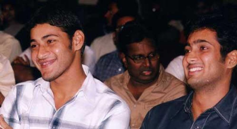 వరుసగా మూడు బ్లాక్ బస్టర్స్... ఆరంగేట్రంతోనే వరుసగా మూడు బ్లాక్ బస్టర్స్ అందుకున్న హీరోగా ఉదయ్ కిరణ్ చరిత్ర సృష్టించారు. తెలుగు పరిశ్రమ చరిత్రలో ఈ రికార్డు అందుకున్న మొదటి హీరోగా ఉదయ్ కిరణ్ నిలిచారు.