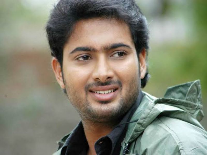 ఇక మూడవ చిత్రంగా ఉదయ్ కిరణ్ మనసంతా నువ్వే చేశారు. చిత్రం మూవీలో నటించిన రీమా సేన్ నే హీరోయిన్ గా తీసుకున్నారు. లవ్, కామెడీ, ఎమోషనల్ ఎంటర్టైనర్ గా తెరకెక్కిన మనసంతా నువ్వే థియేటర్స్ లో నిరవధికంగా రోజుల తరబడి ఆడింది.