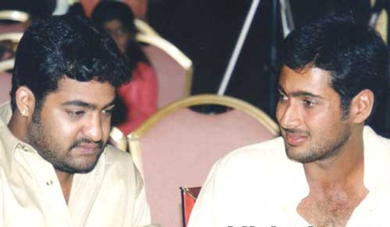 మహేష్, ఎన్టీఆర్, ప్రభాస్ వంటి స్టార్స్ తో సినిమా వేదికలపై ఉదయ్ కిరణ్ కనిపించారు. ఈ క్రమంలోనే ఉదయ్ కిరణ్ జీవితంలో కొన్ని వివాదాలు చోటుచేసుకున్నాయి. అలాగే ఆయన నటించిన చిత్రాలు కూడా బాక్సాఫీస్ వద్ద అనుకున్న విజయాలు అందుకోలేకపోయాయి.