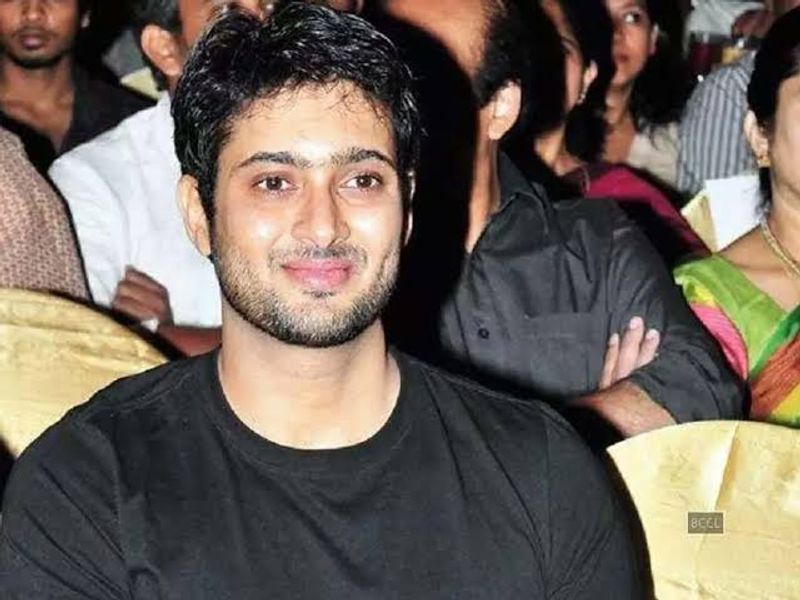 కమల్ హాసన్ తరువాత అత్యంత తక్కువ వయసులో ఫిల్మ్ ఫేర్ అవార్డు అందుకున్న ఉదయ్ కిరణ్ ఇమేజ్ ఎక్కడికో వెళ్ళిపోయింది. వెంటపడే దర్శక నిర్మాతలు, ఉక్కిరి బిక్కిరి చేసే ఆఫర్స్... ఆయన స్టార్ హీరోలకు సమానమైన ఇమేజ్ సొంతం చేసుకున్నారు.