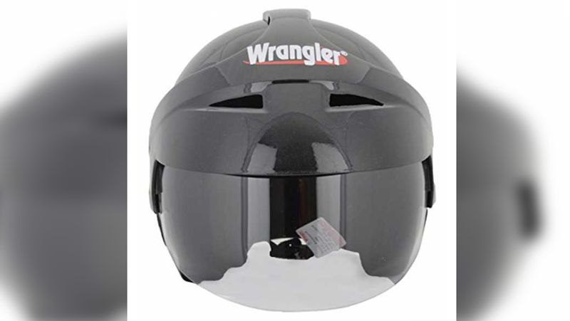 रैंगलर
फेमस कपड़ों का ब्रांड है रैंगलर (wrangler) जींस बनाने वाली एक अमेरिकी कंपनी है, जो कपड़े के साथ-साथ बेहतरीन गुणवत्ता वाले हेलमेट भी बनाती है। अगर आप अच्छी सेफ्टी और क्वालिटी वाले हेलमेट खरीदना चाहते हैं तो रैंगलर ट्राई कर सकते हैं। इस हेलमेट की कीमत भी 1500 रुपये से शुरू हो जाती है।
