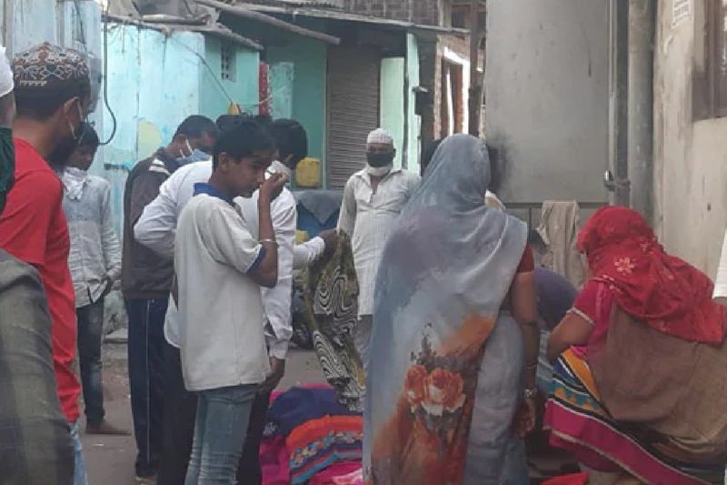जब मां की मौत हुई तो वह अंतिम संस्कार की तैयारियां करने लगा। इसके अलावा वह अंतिम क्रिया में लगने वाले सामने के लिए पैसों को जुटाने लगा। लेकिन कहीं से कोई मदद नहीं मिली तो वह टूट गया। कुछ ही देर बाद उसने अपने आप को एक कमरे में बंद कर लिया और गमछे से पंखे पर फंदा बनाकर आत्महत्या कर ली।

